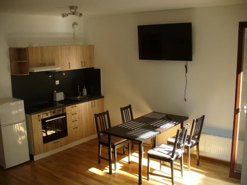 Garden Apartment With Garage In Central Прага Екстер'єр фото