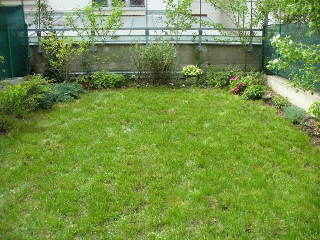 Garden Apartment With Garage In Central Прага Екстер'єр фото