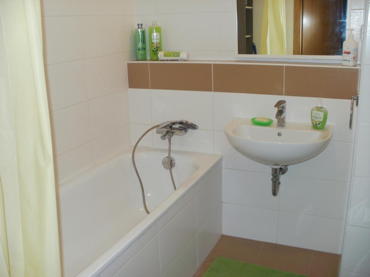 Garden Apartment With Garage In Central Прага Екстер'єр фото